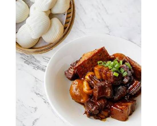 Stewed Pork Belly with Tofu & Egg and Steamed Buns 私房紅燒肉+荷葉夾
